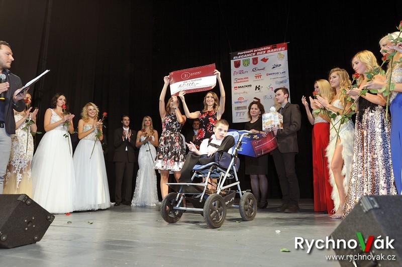 Elegance bez bariér 2016 - předávání výtěžku z charitativní akce