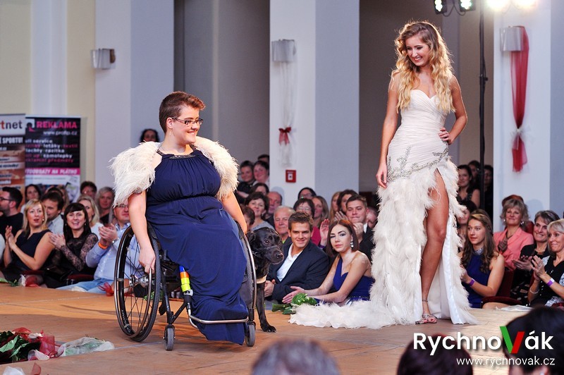 Elegance bez bariér 2016 - modelky na předváděcím molu