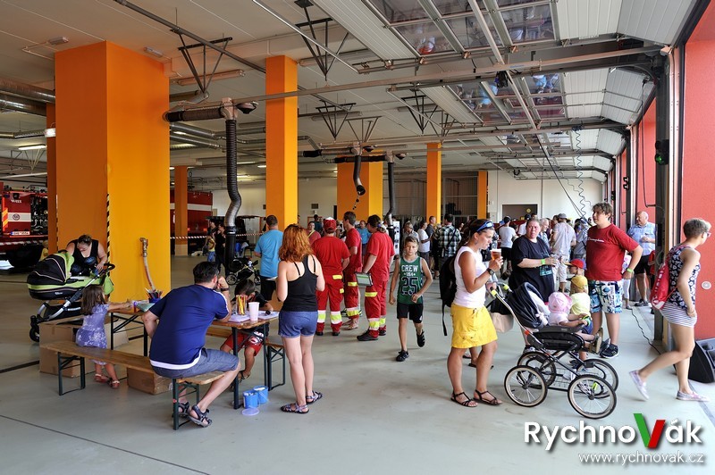 útroby hasičské stanice HZS Rychnov nad Kněžnou a návštěvníci