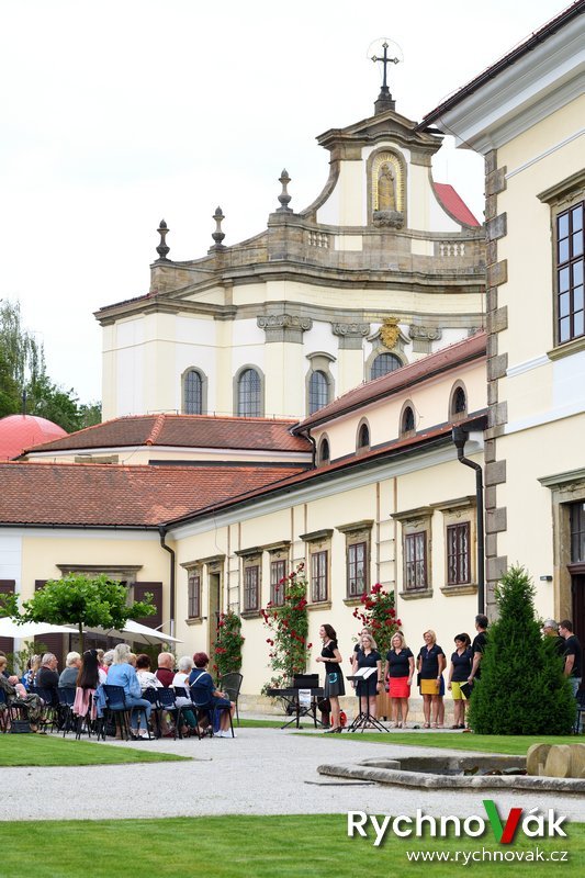 koncert sboru X-tet na zámecké terase