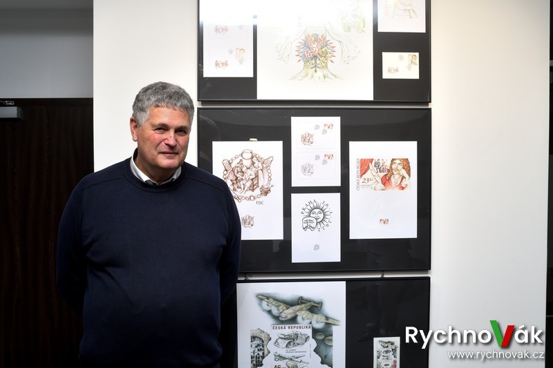 akademický malíř Karel Zeman na zahájení výstavy - Krása a jemnost ukrytá v rytinách Karla Zemana