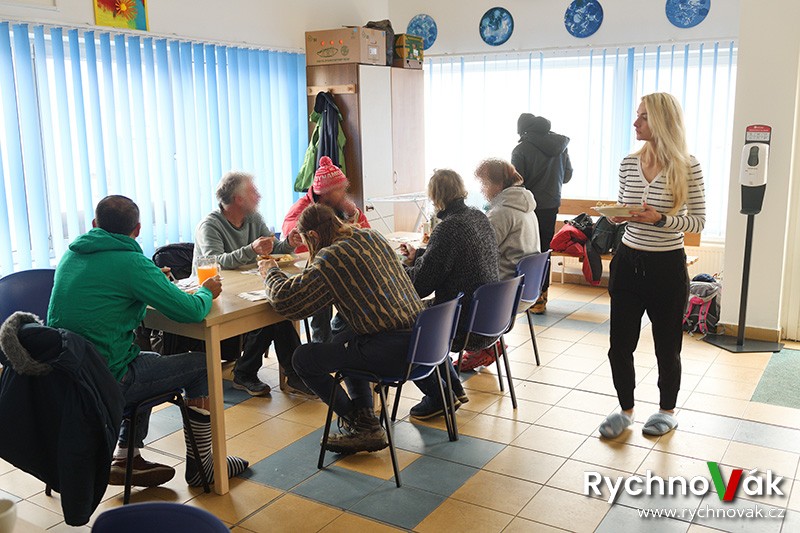 Lidé bez domova si přišli dát bramborový salát s řízkem do nízkoprahového centra Zastávka v Rychnově nad Kněžnou.